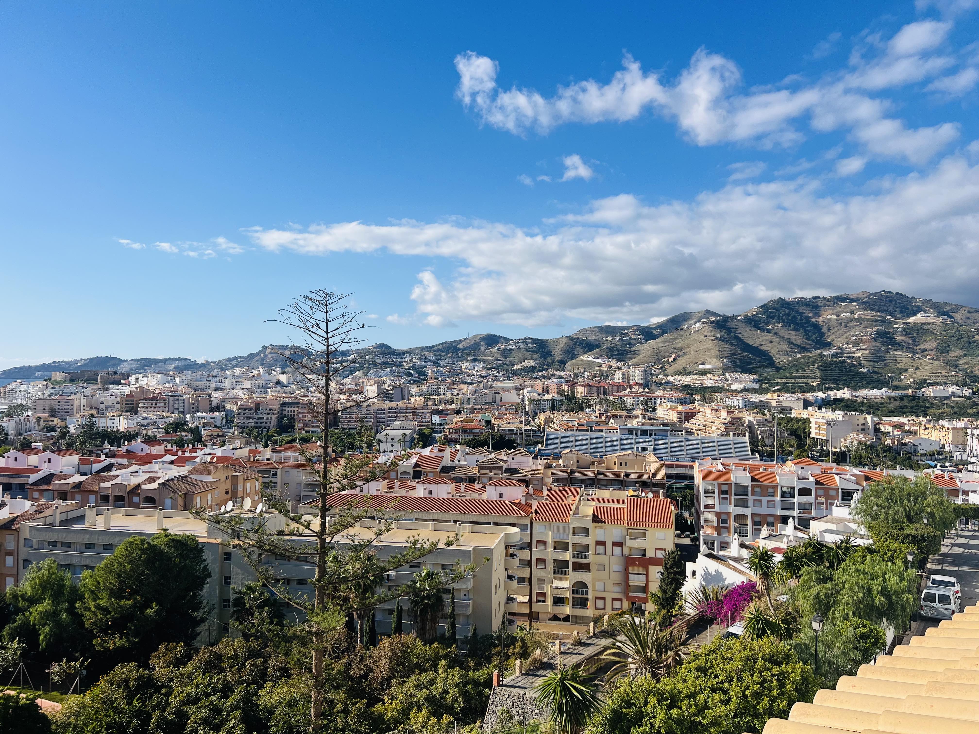 ENCANTADORA CASA CON VISTAS AL MAR Y LA MONTAA