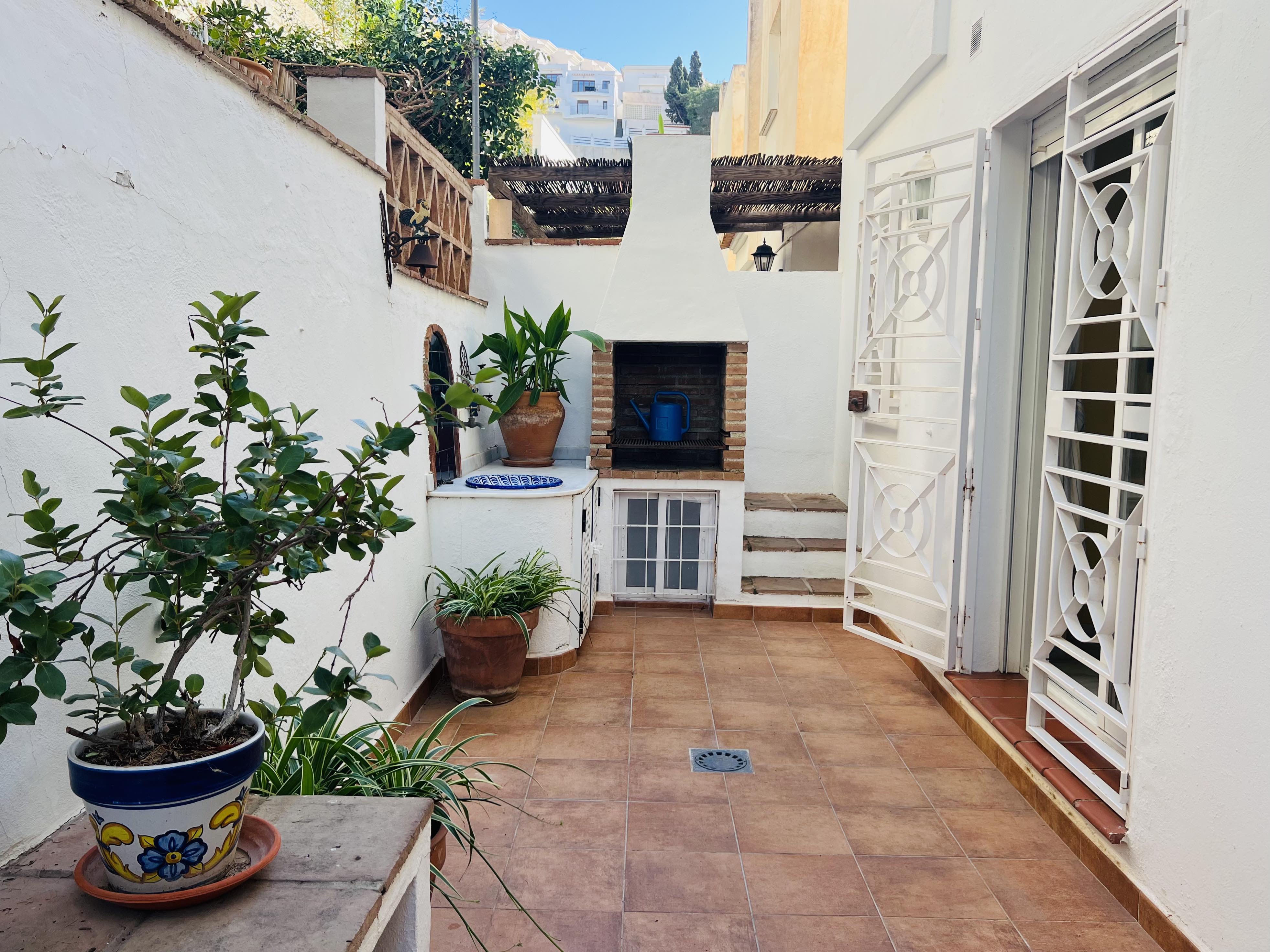 ENCANTADORA CASA CON VISTAS AL MAR Y LA MONTAA