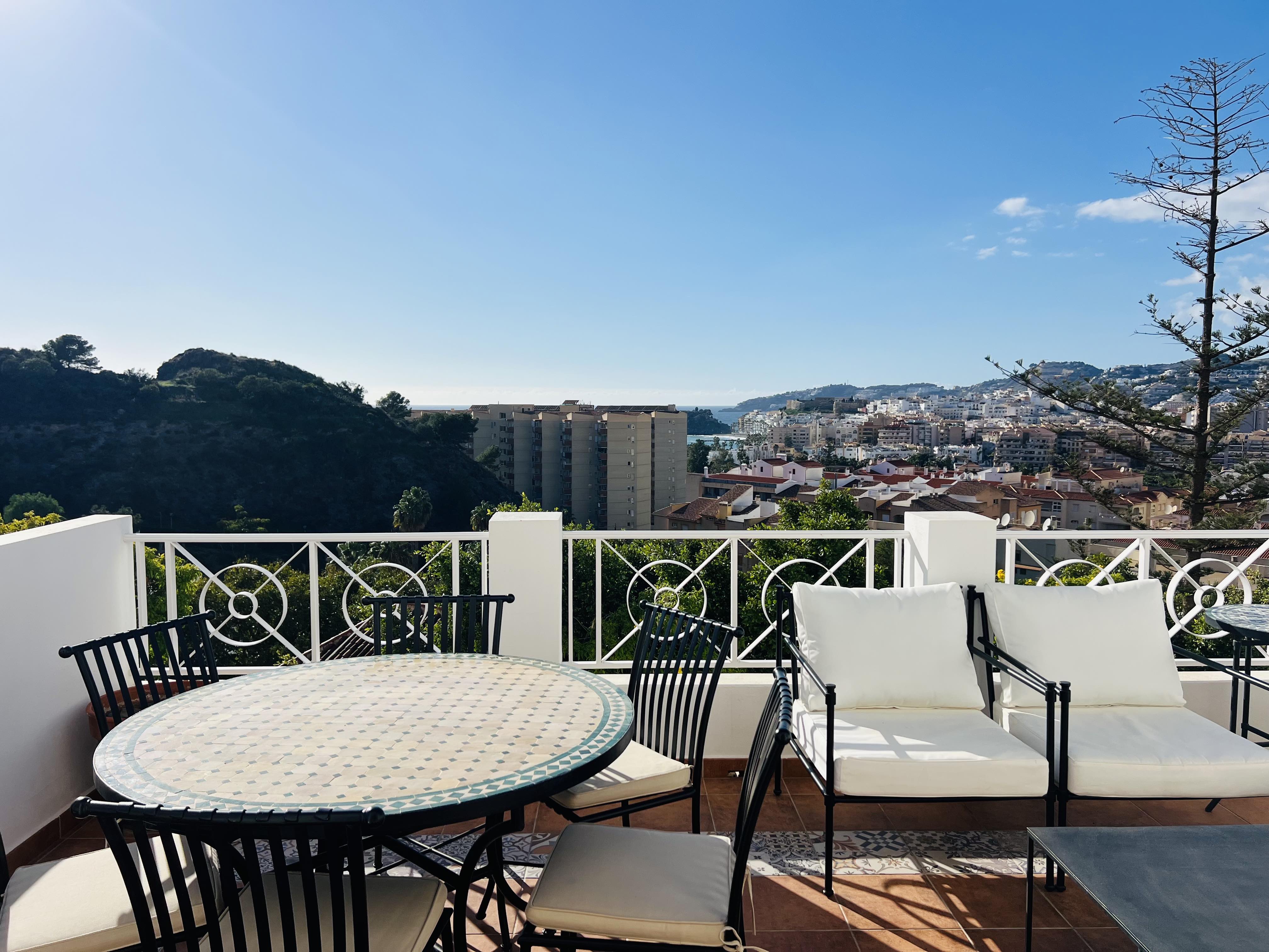 ENCANTADORA CASA CON VISTAS AL MAR Y LA MONTAA
