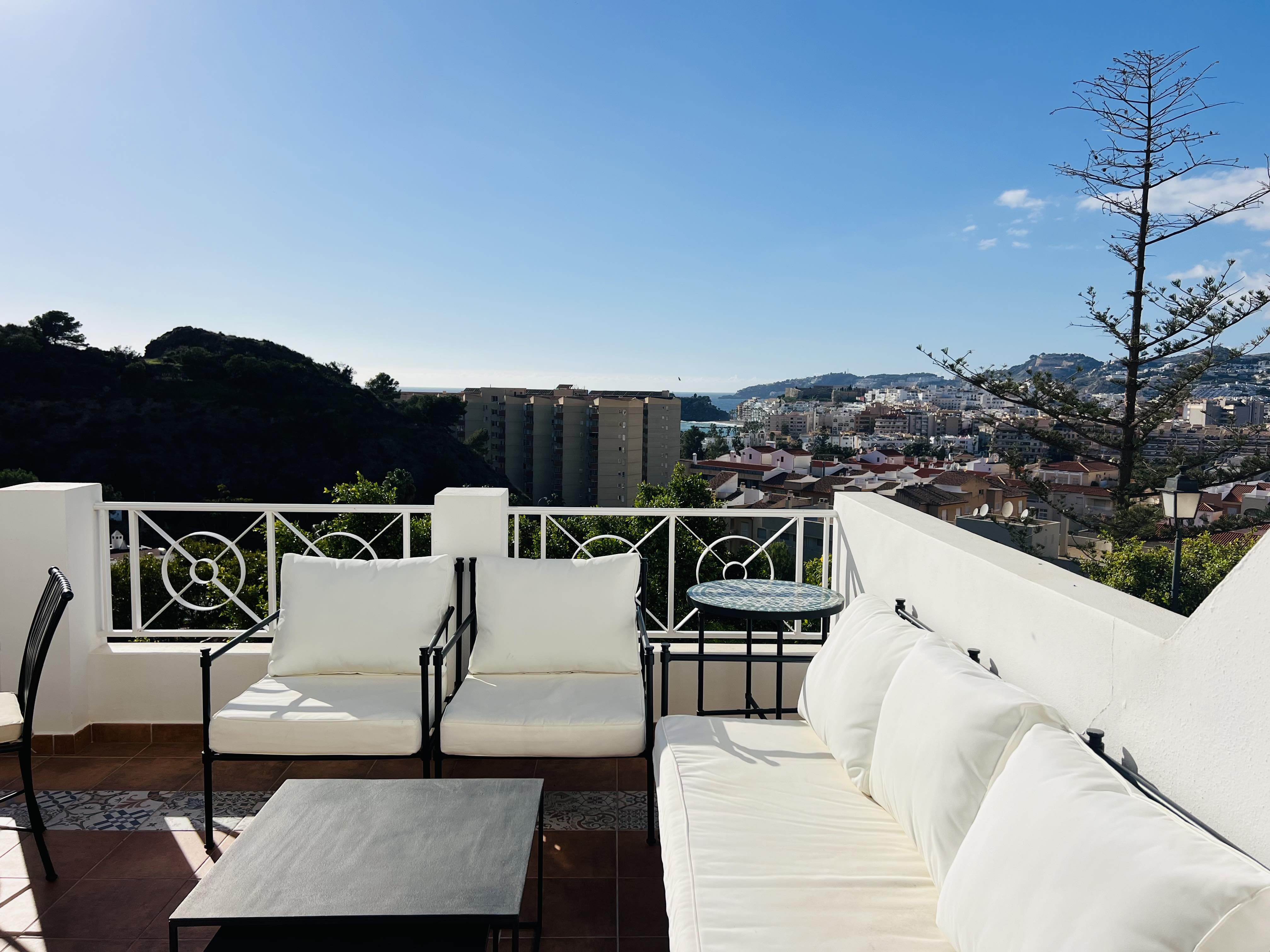 ENCANTADORA CASA CON VISTAS AL MAR Y LA MONTAA