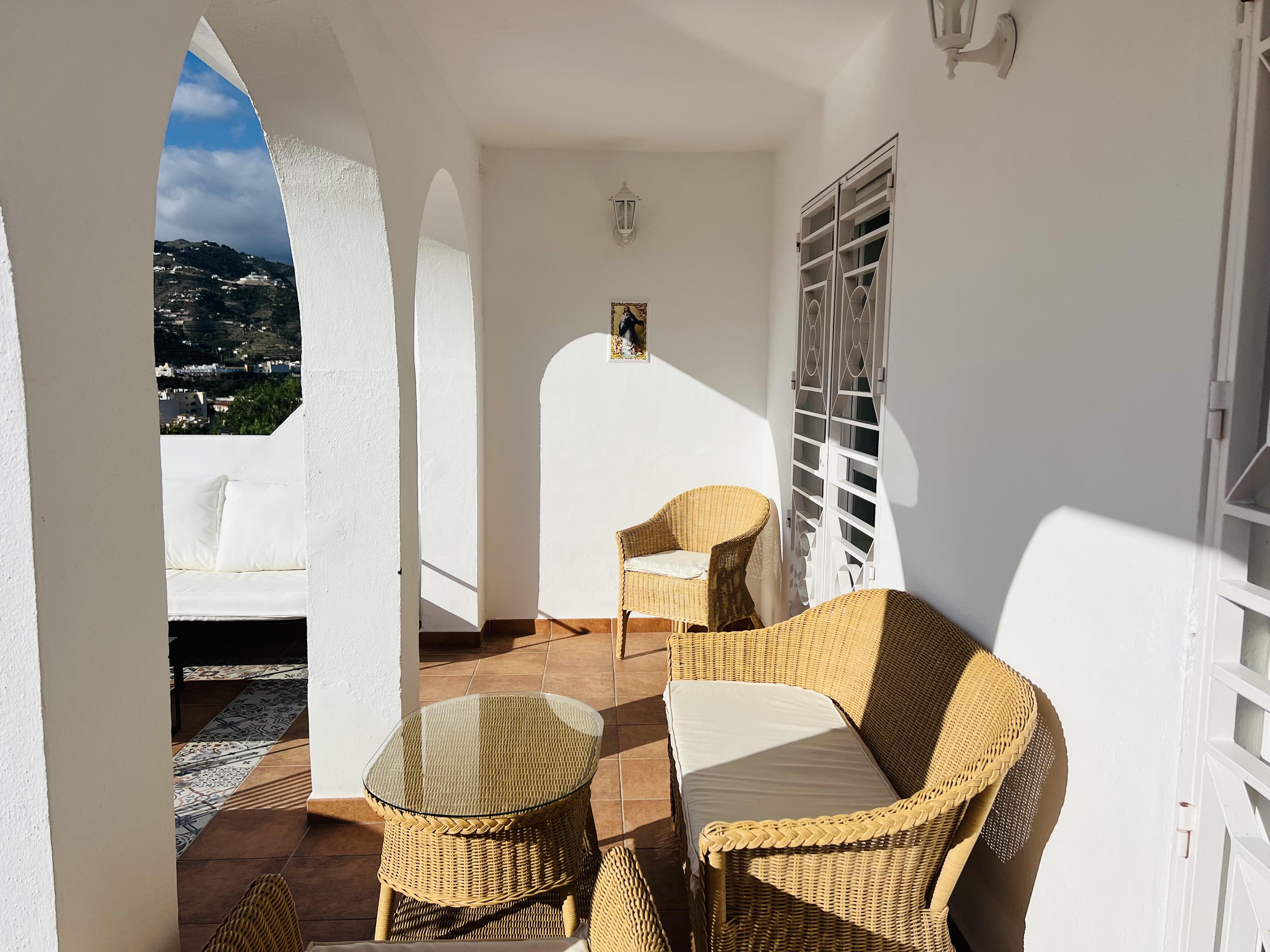 ENCANTADORA CASA CON VISTAS AL MAR Y LA MONTAA