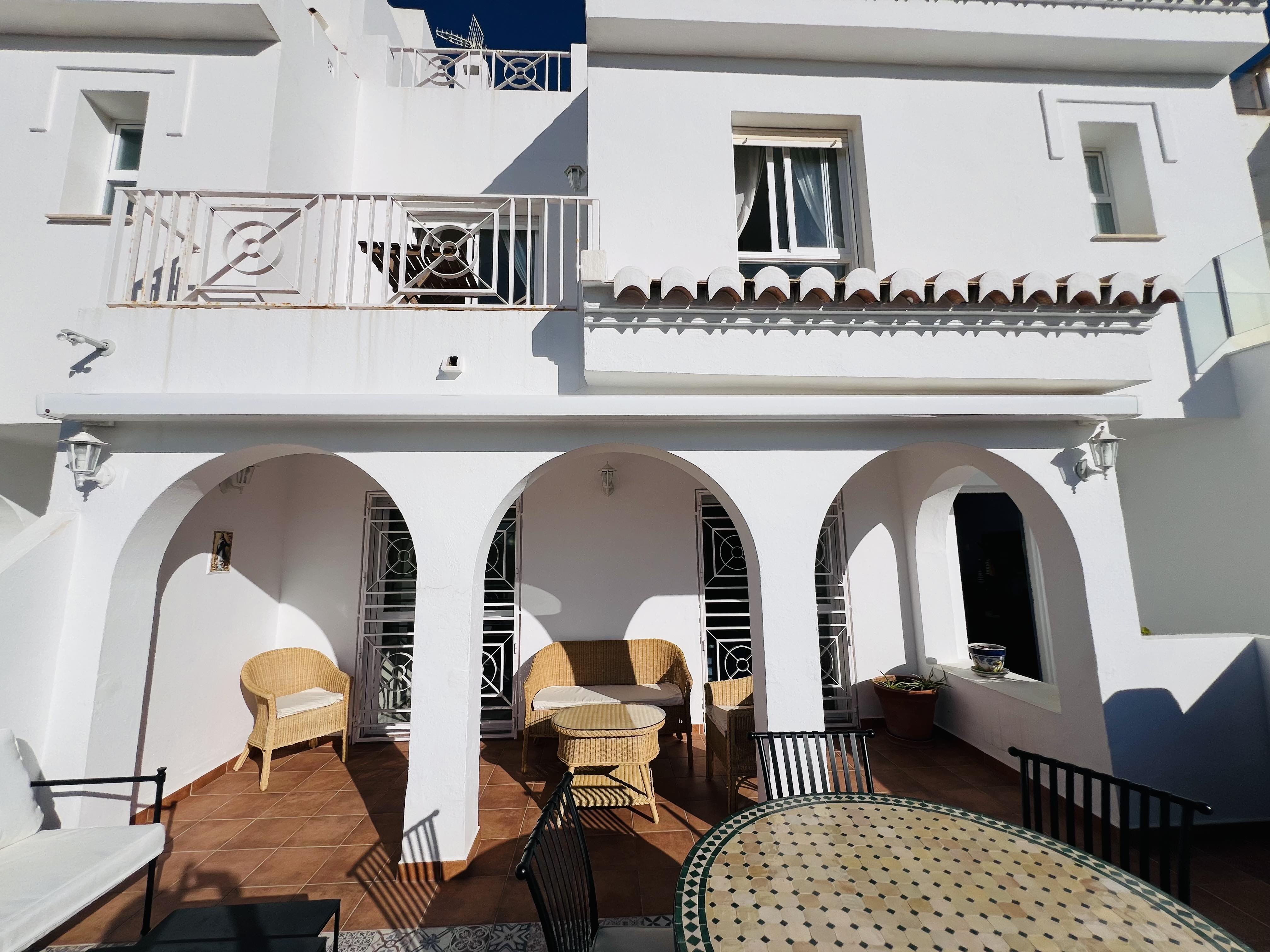 ENCANTADORA CASA CON VISTAS AL MAR Y LA MONTAA