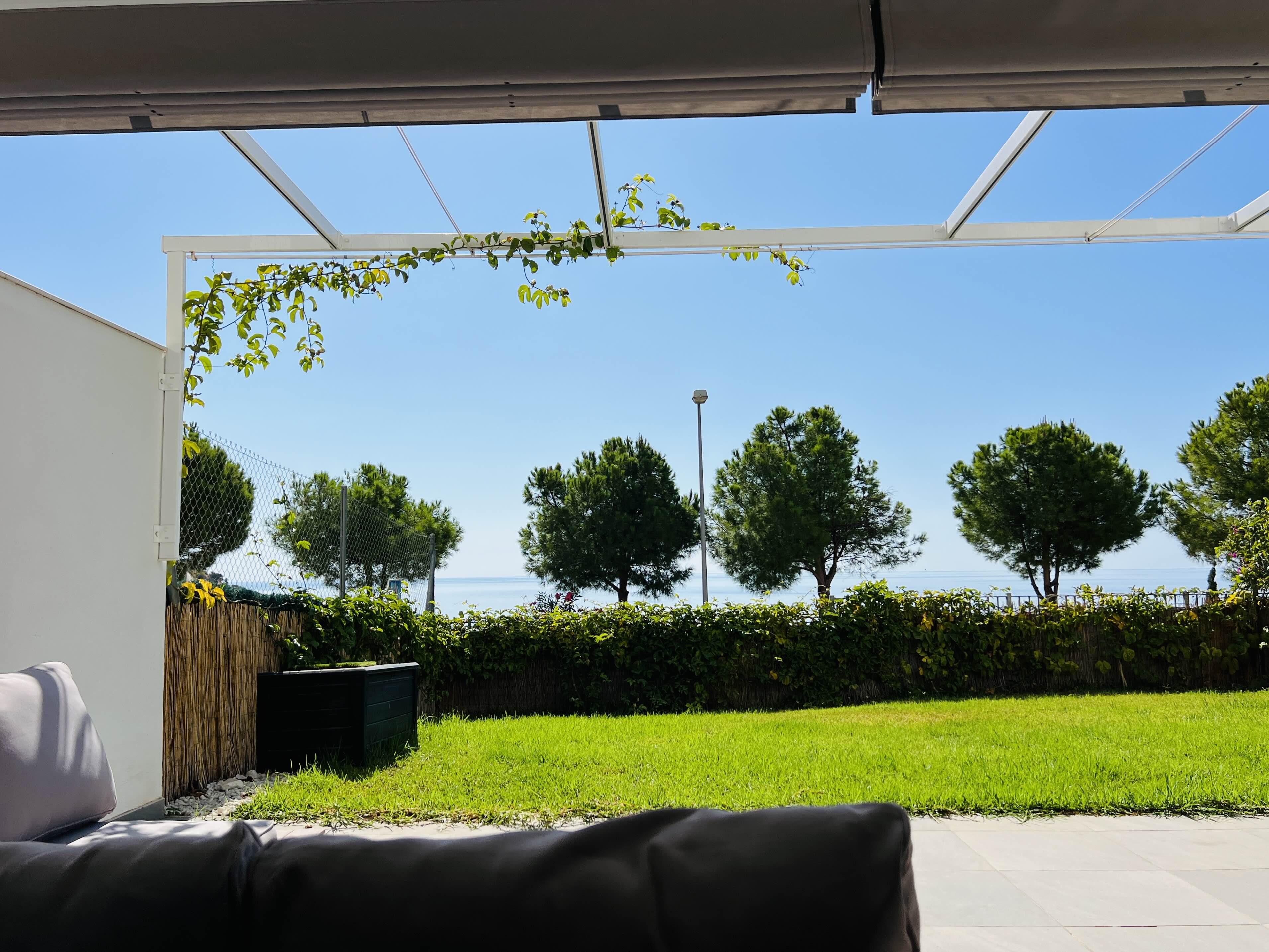 ESPECTACULAR APARTAMENTO CON JARDÍN Y VISTAS AL MAR