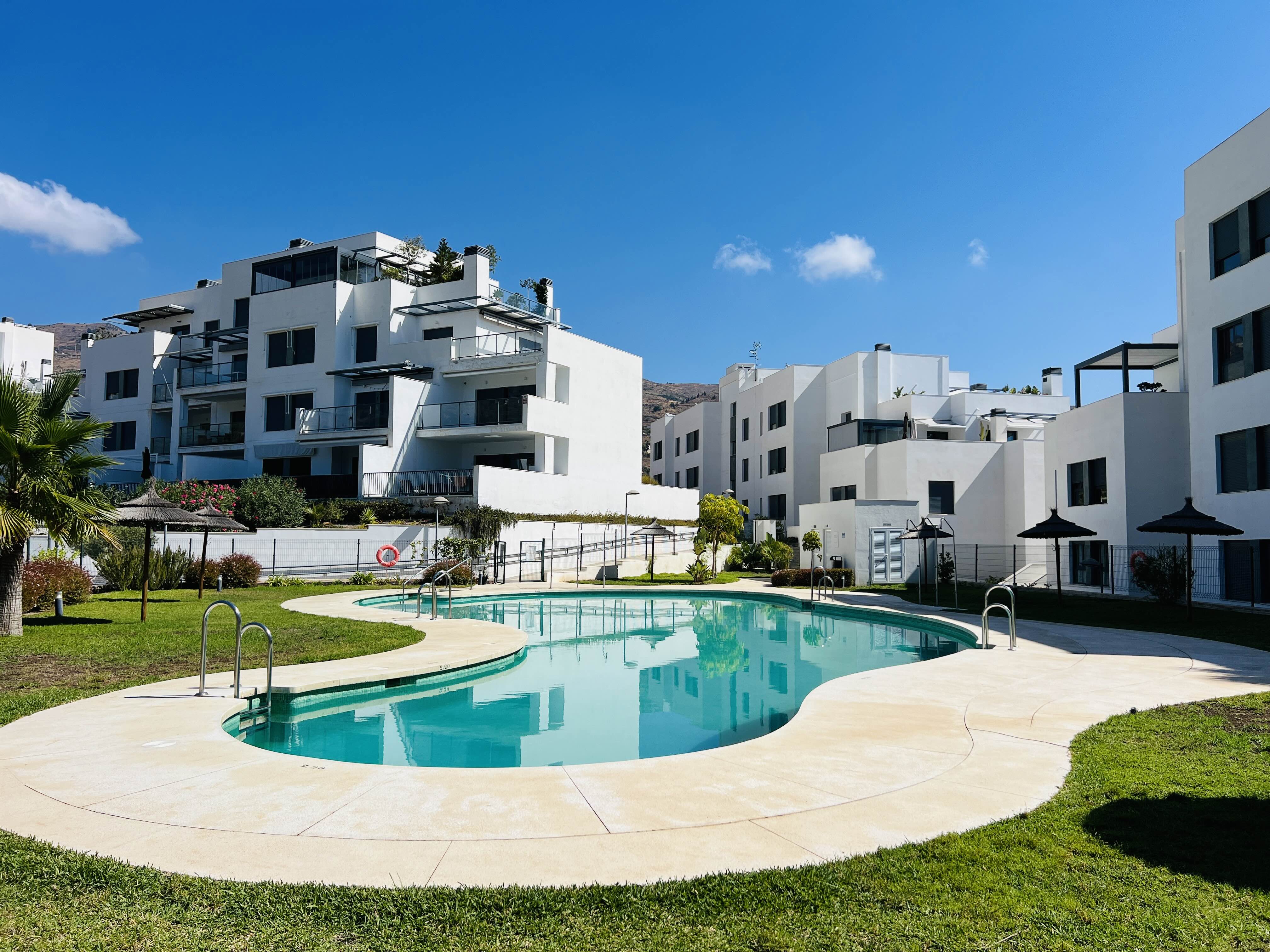 ESPECTACULAR APARTAMENTO CON JARDÍN Y VISTAS AL MAR