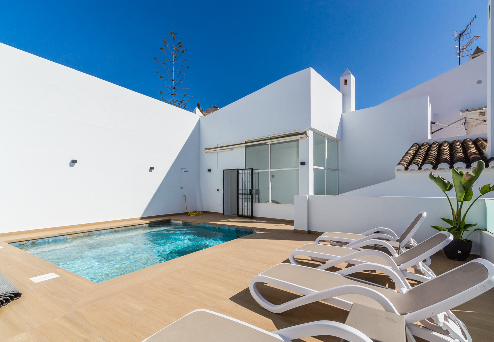 CASA CON PISCINA PRIVADA A 5 MINUTOS DEL CENTRO Y LA PLAYA