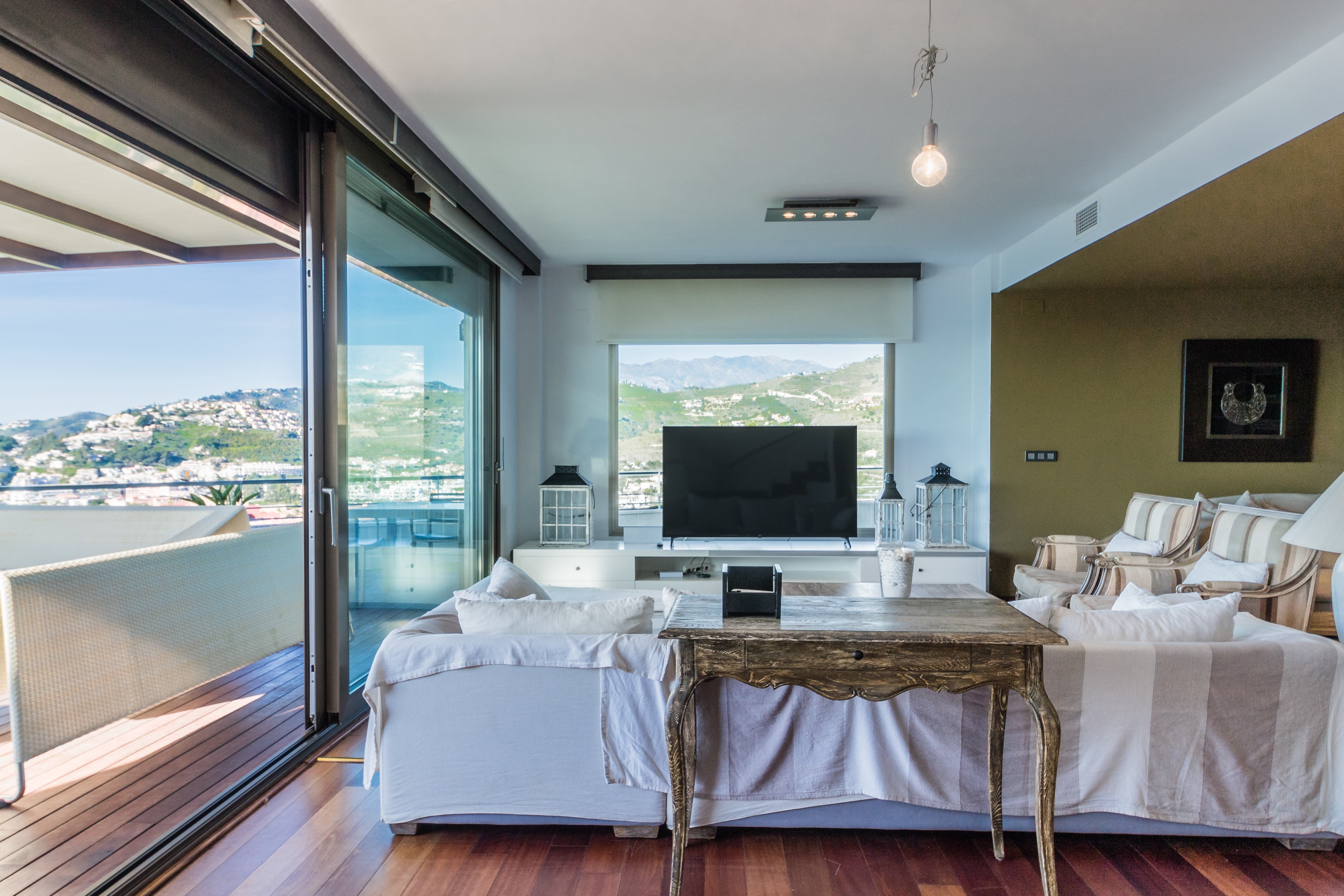 CASA CON PISCINA  Y VISTAS AL MAR EN PLAYA DE CABRIA