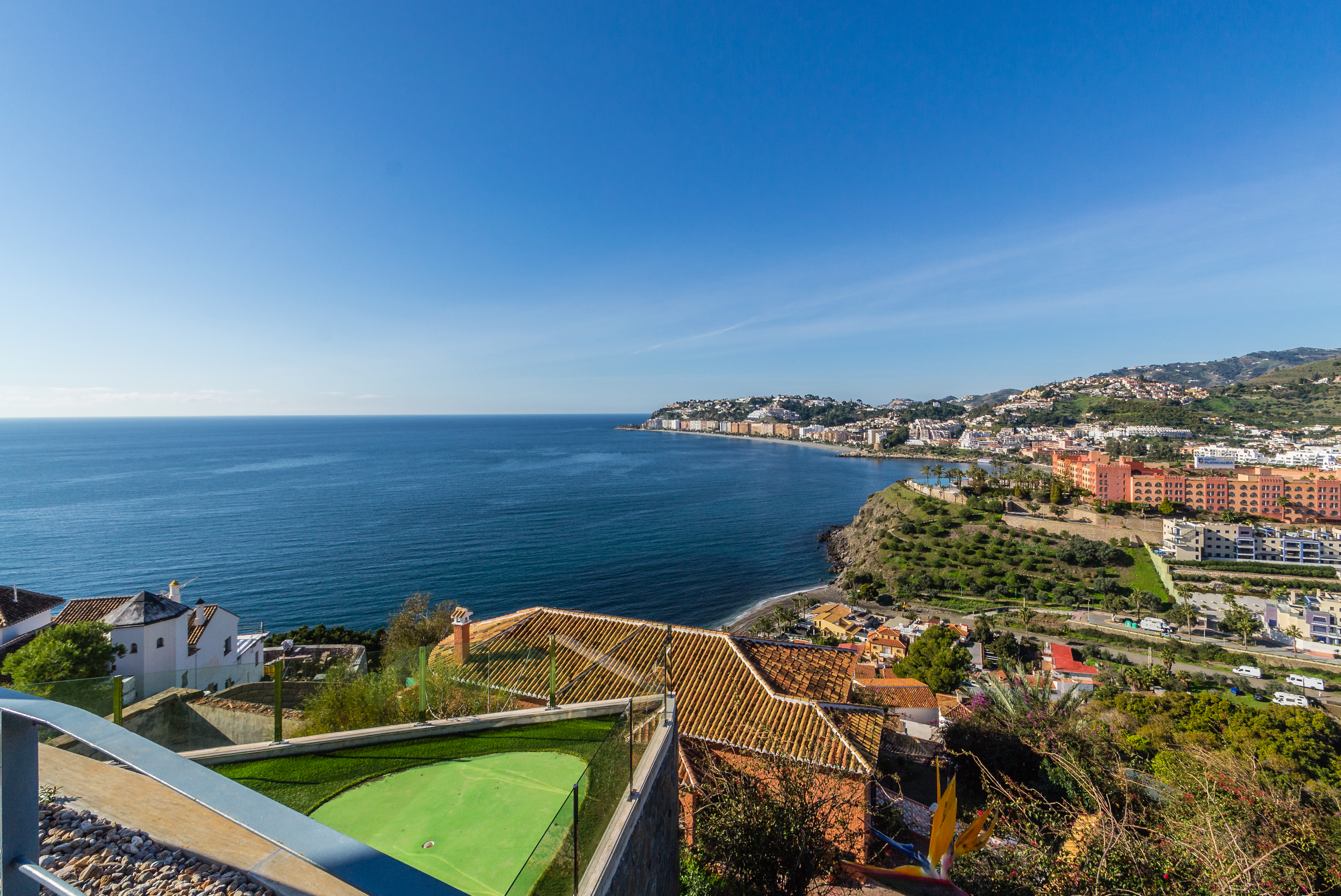 CASA CON PISCINA  Y VISTAS AL MAR EN PLAYA DE CABRIA