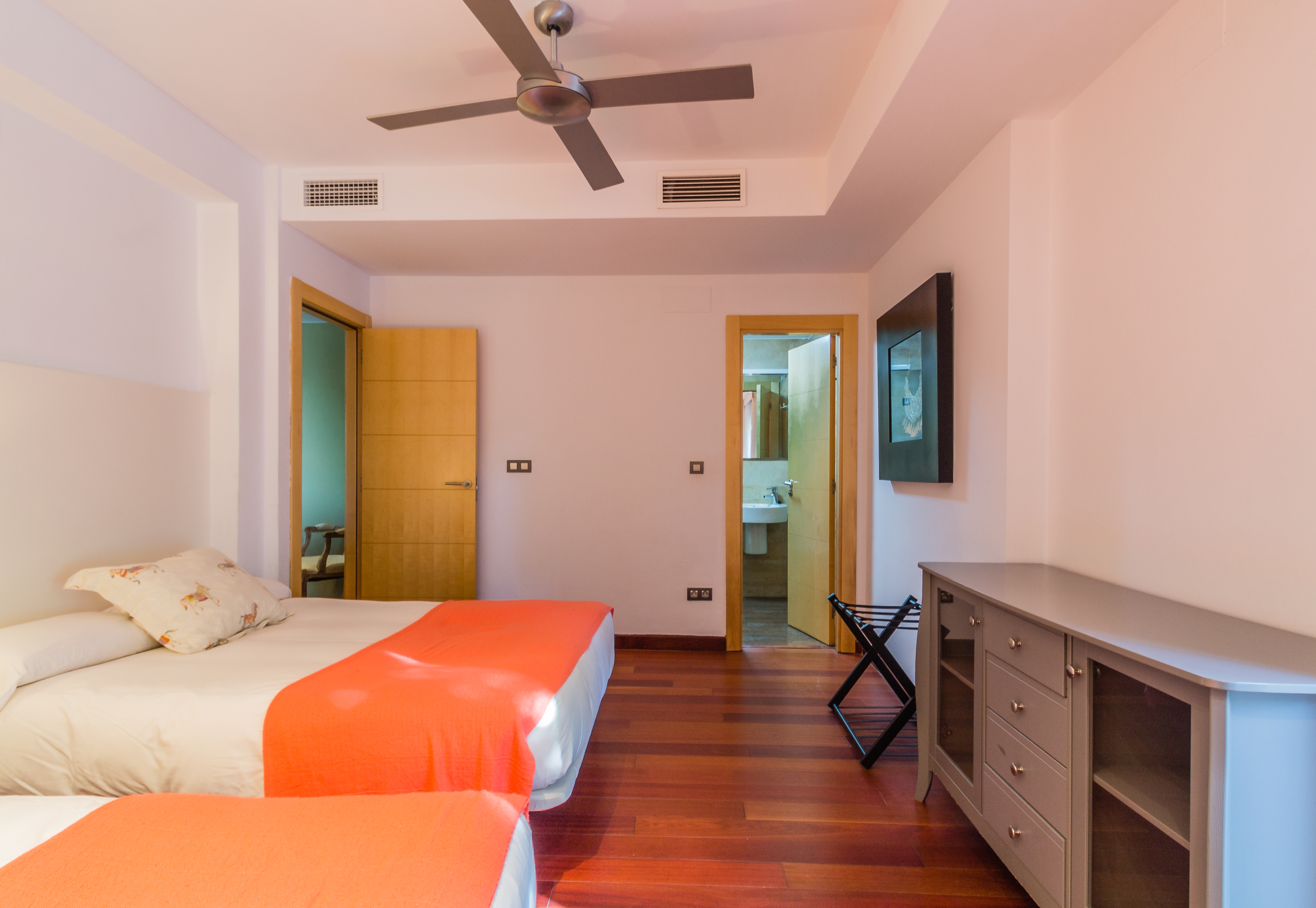 CASA CON PISCINA  Y VISTAS AL MAR EN PLAYA DE CABRIA