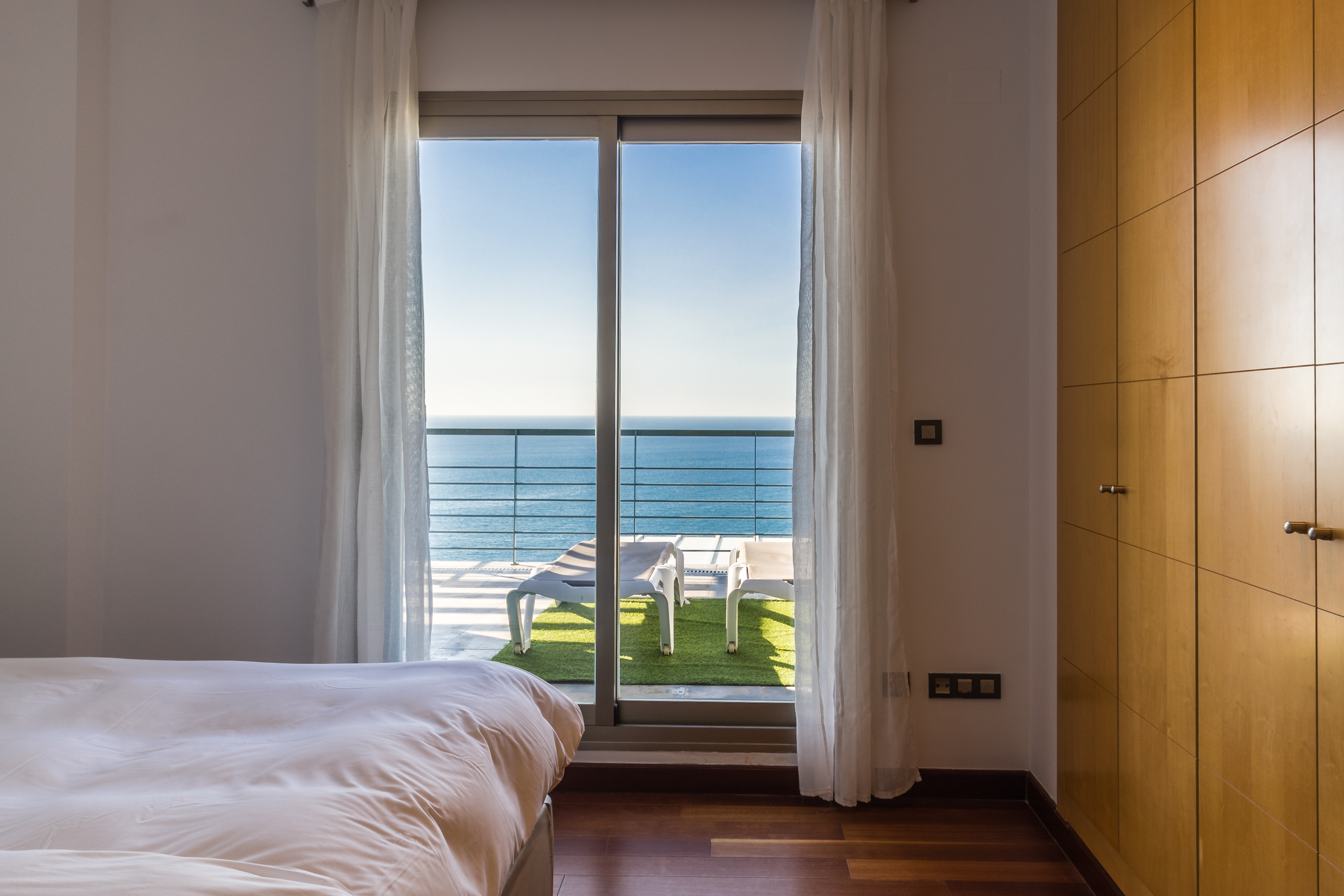 CASA CON PISCINA  Y VISTAS AL MAR EN PLAYA DE CABRIA