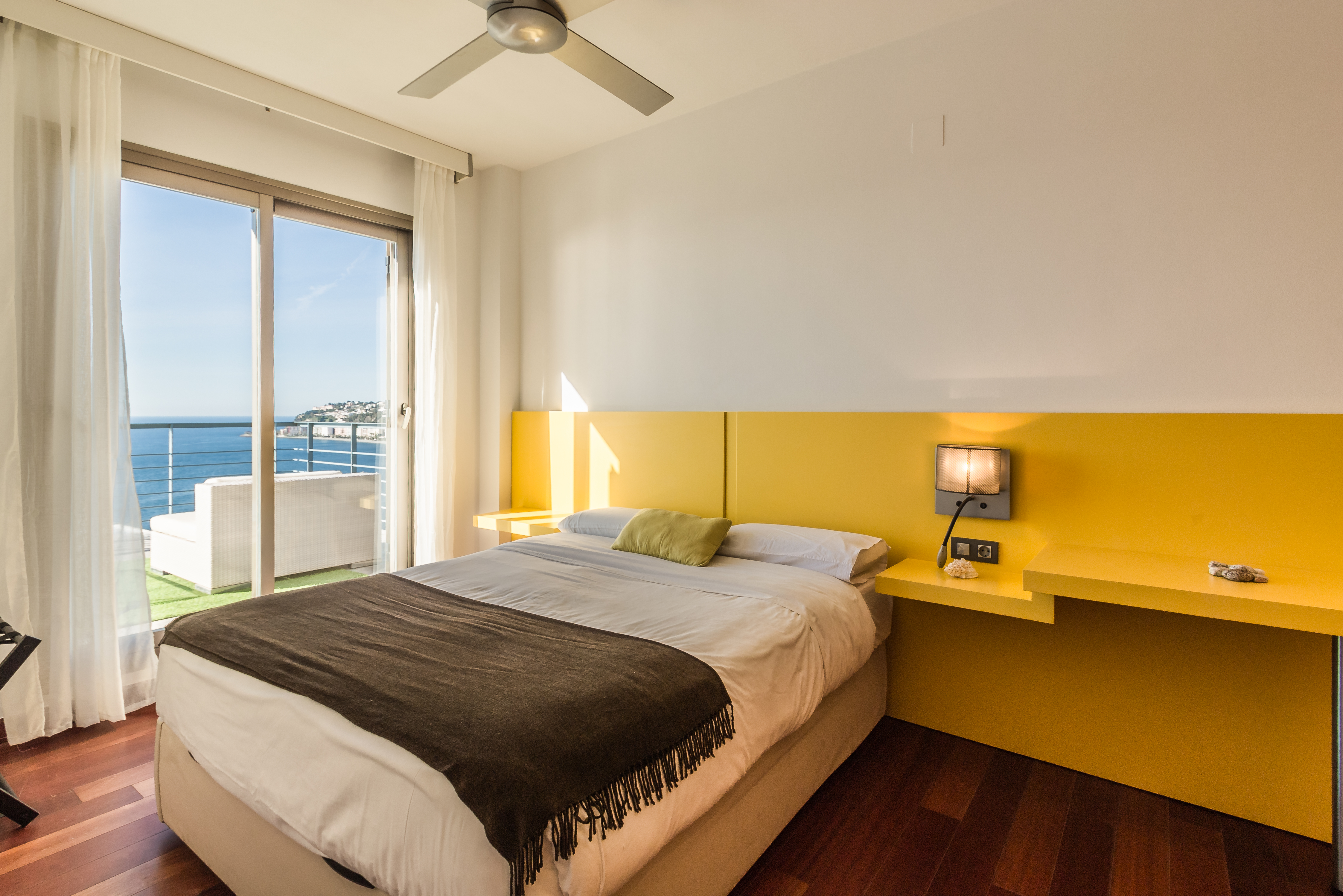 CASA CON PISCINA  Y VISTAS AL MAR EN PLAYA DE CABRIA