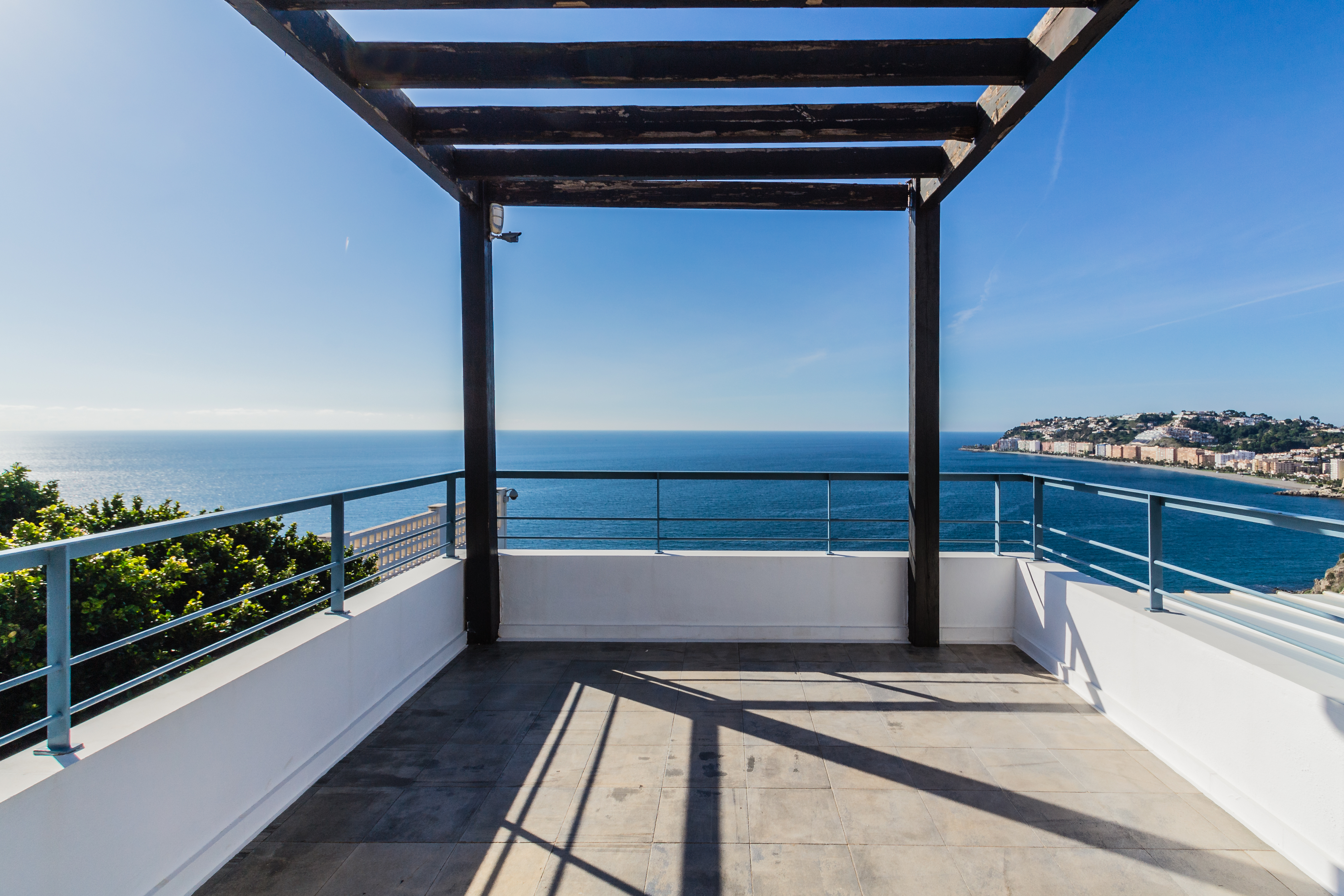 CASA CON PISCINA  Y VISTAS AL MAR EN PLAYA DE CABRIA
