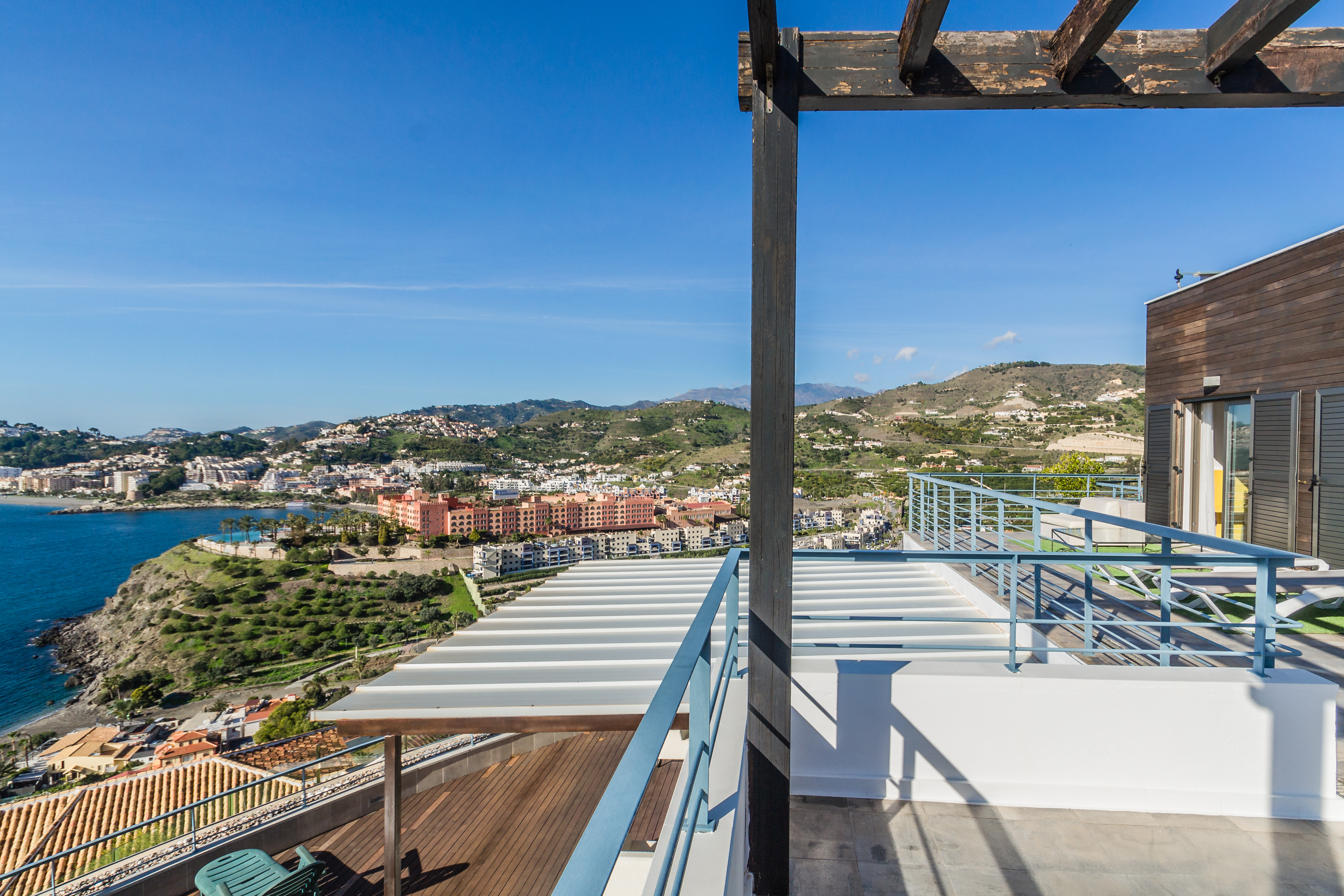 CASA CON PISCINA  Y VISTAS AL MAR EN PLAYA DE CABRIA