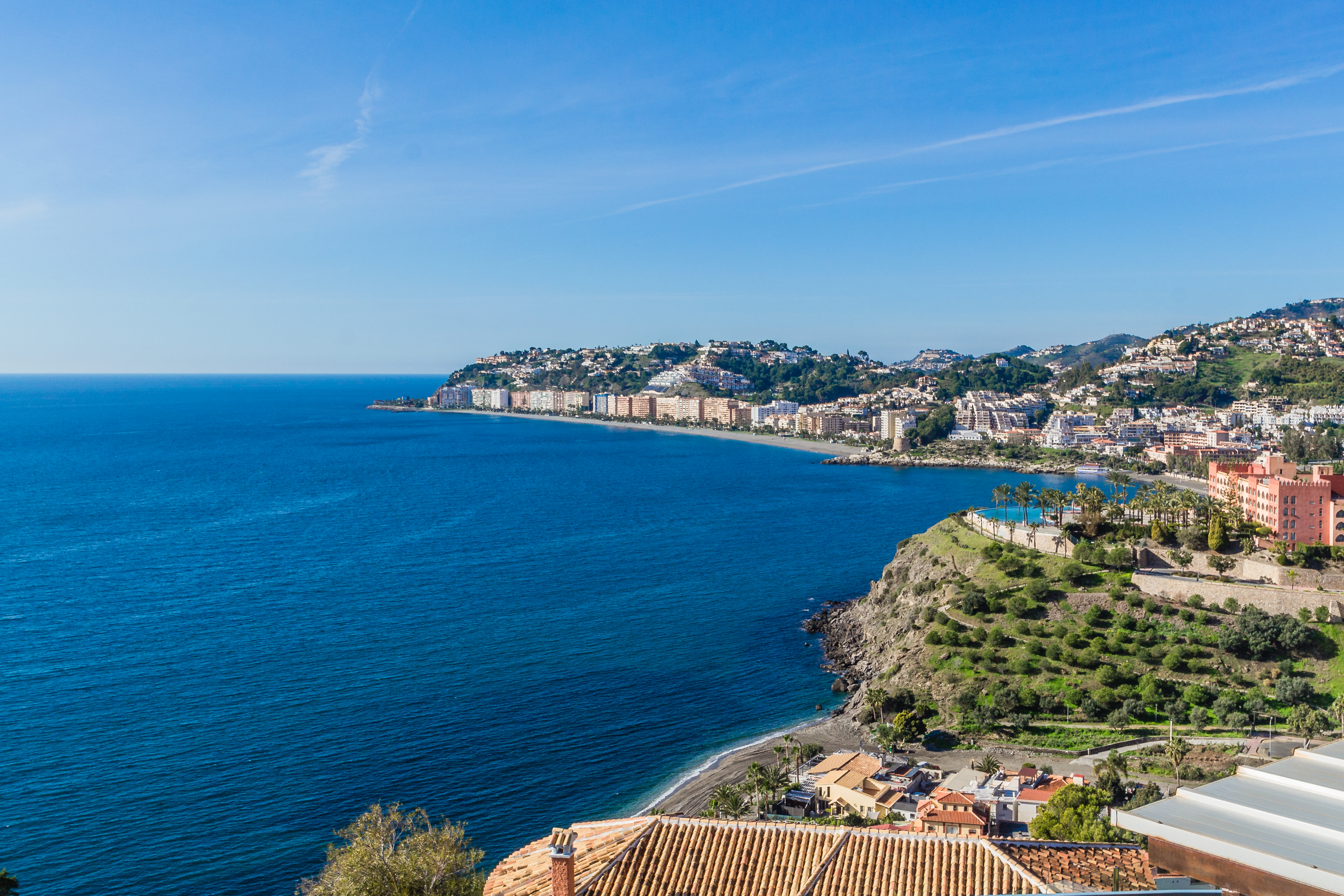 CASA CON PISCINA  Y VISTAS AL MAR EN PLAYA DE CABRIA