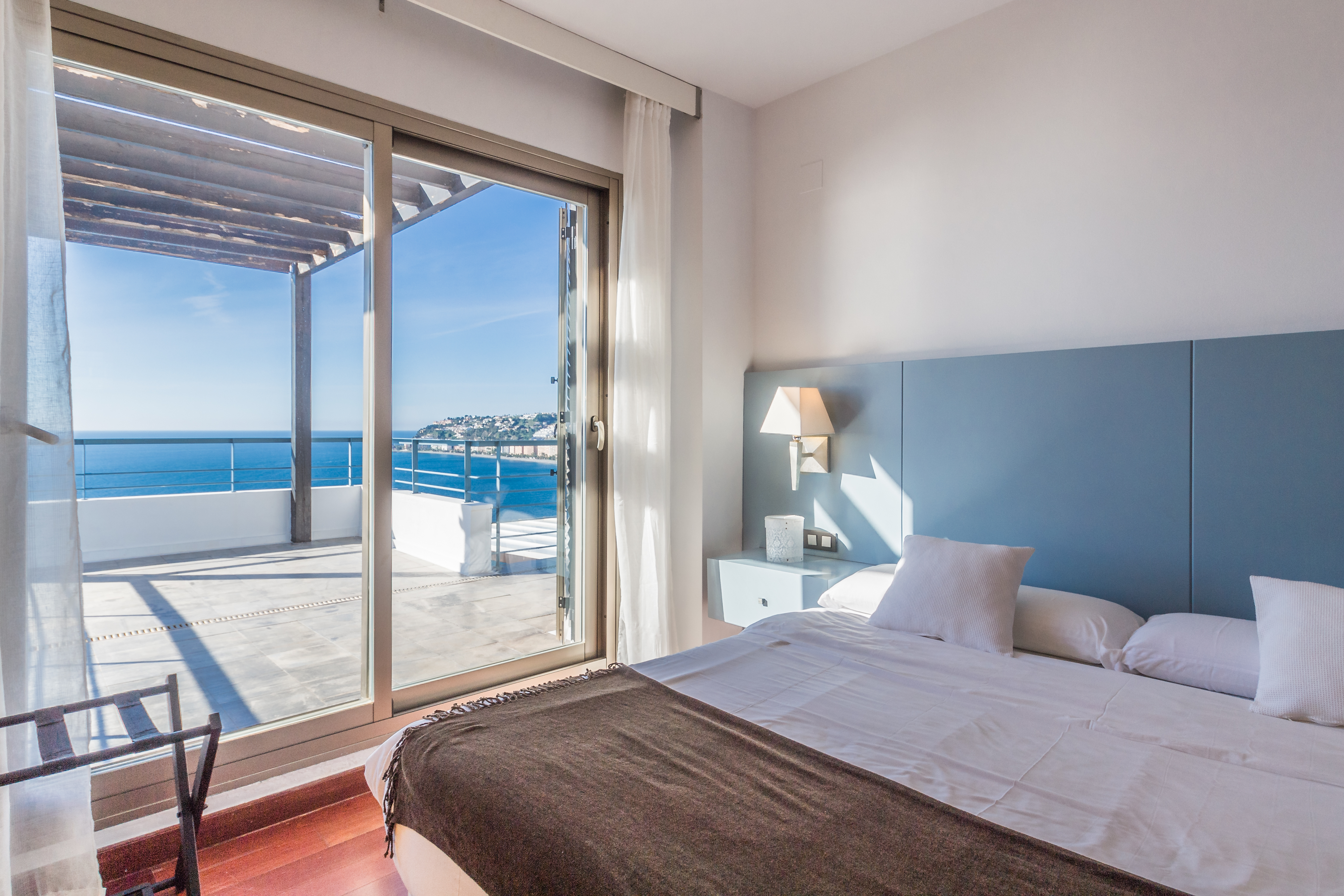 CASA CON PISCINA  Y VISTAS AL MAR EN PLAYA DE CABRIA