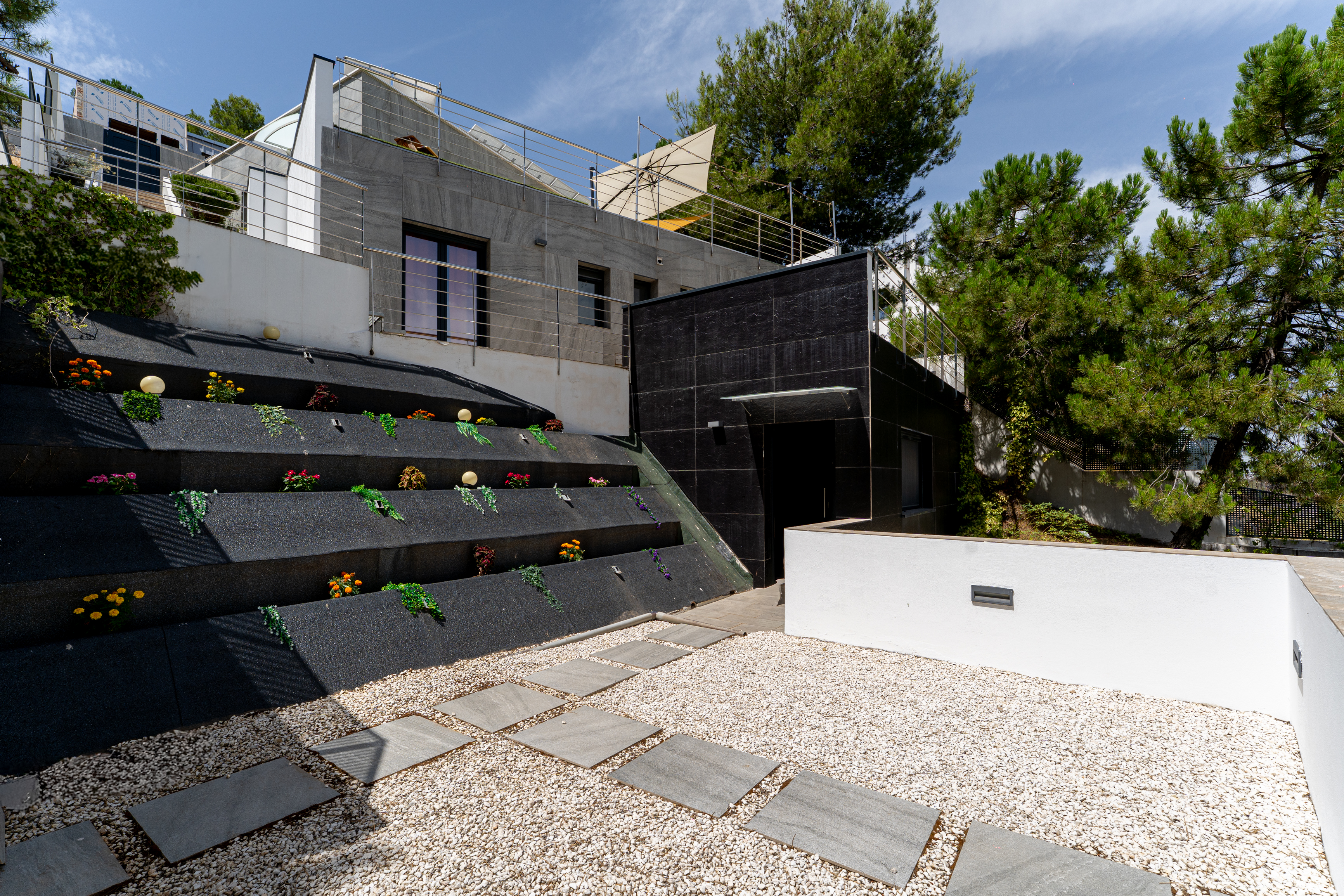 VILLA CONTEMPOR�NEA EN EL PARQUE NATURAL DE SIERRA NEVADA