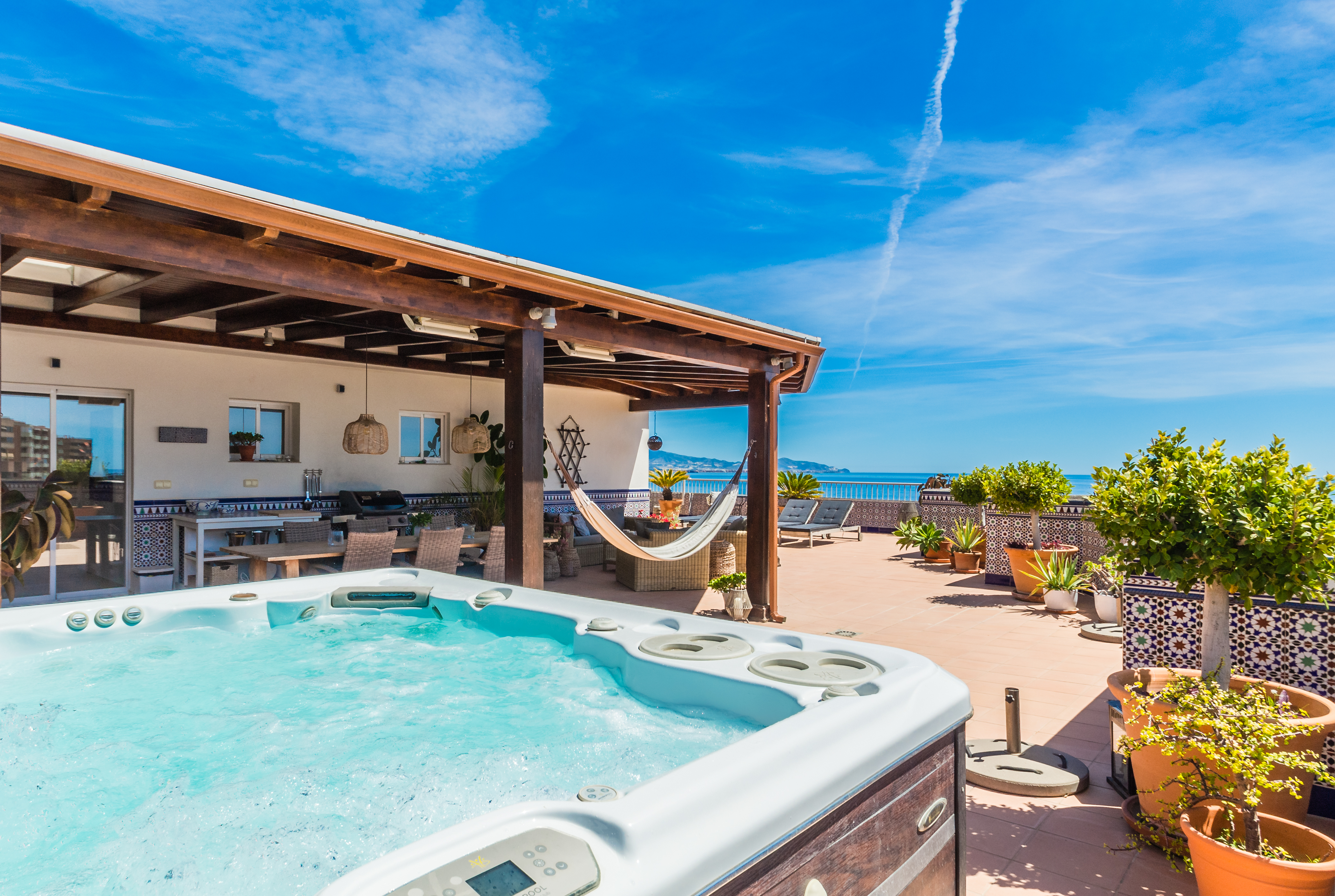 ESPECTACULAR �TICO CON JACUZZI