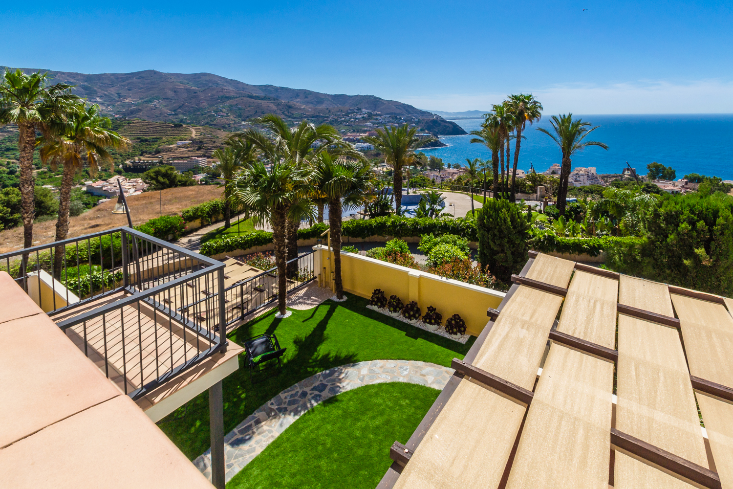 ESPECTACULAR ADOSADO CON JARDN PRIVADO Y TERRAZA CON VISTAS AL MAR