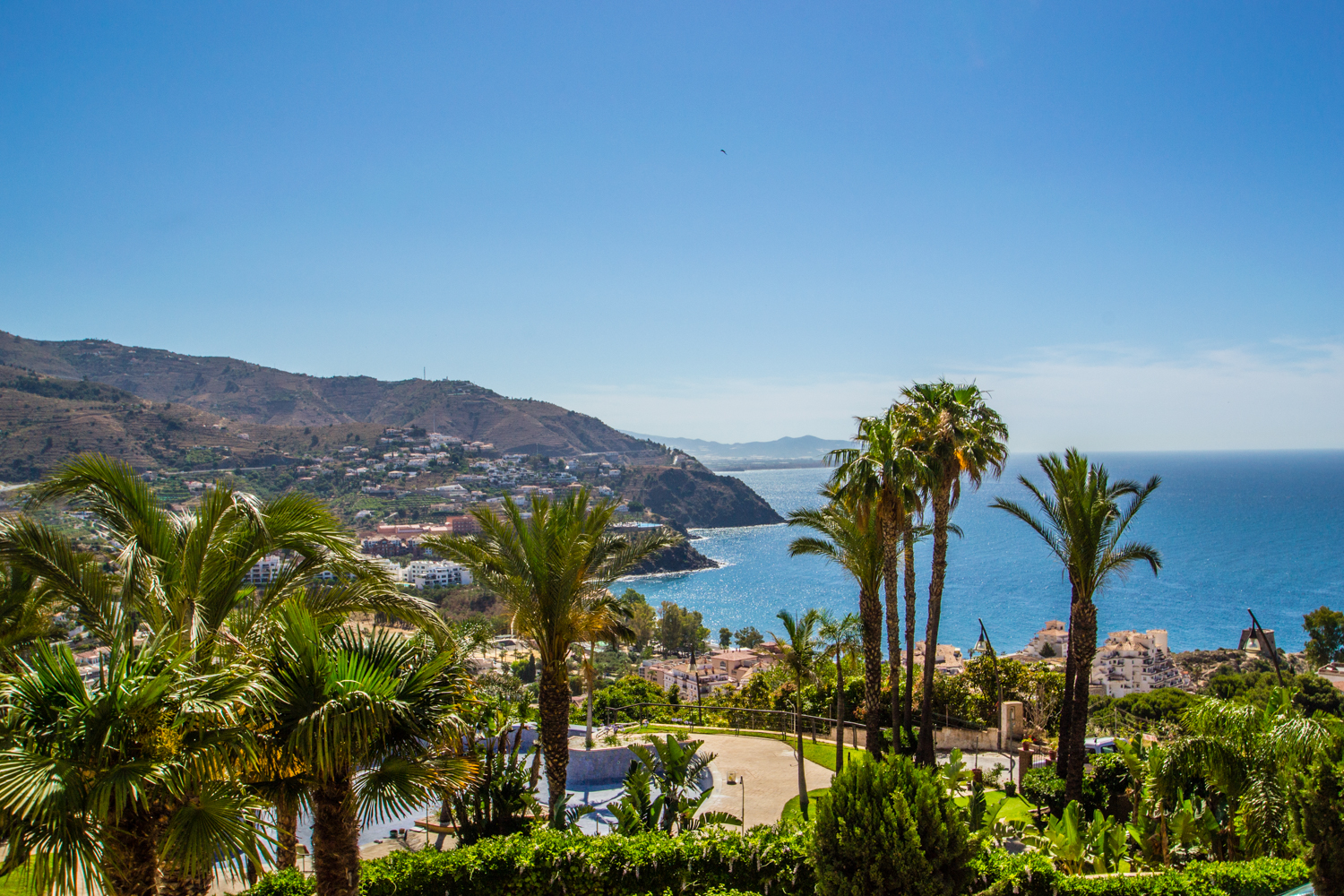 ESPECTACULAR ADOSADO CON JARDN PRIVADO Y TERRAZA CON VISTAS AL MAR