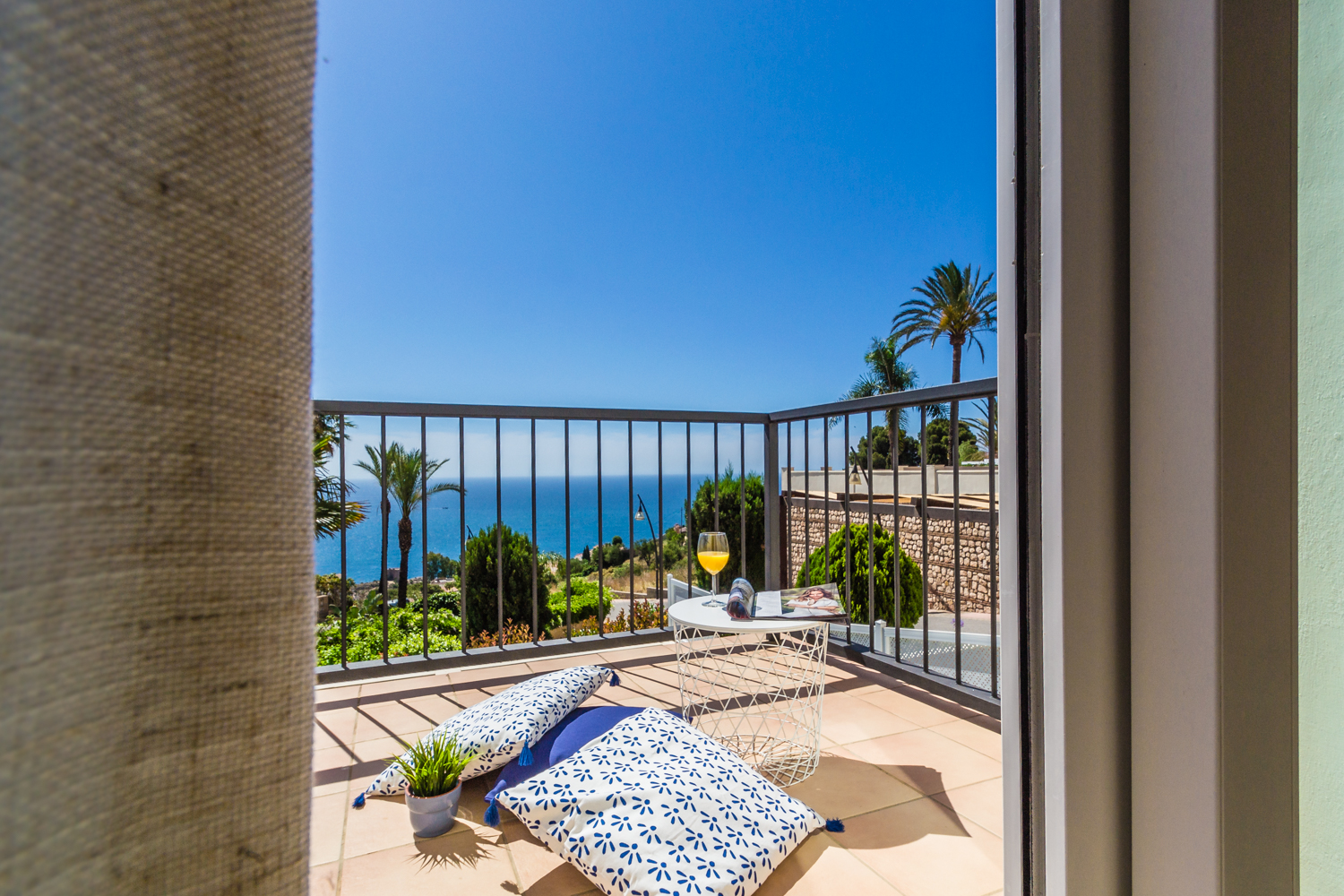 ESPECTACULAR ADOSADO CON JARDN PRIVADO Y TERRAZA CON VISTAS AL MAR