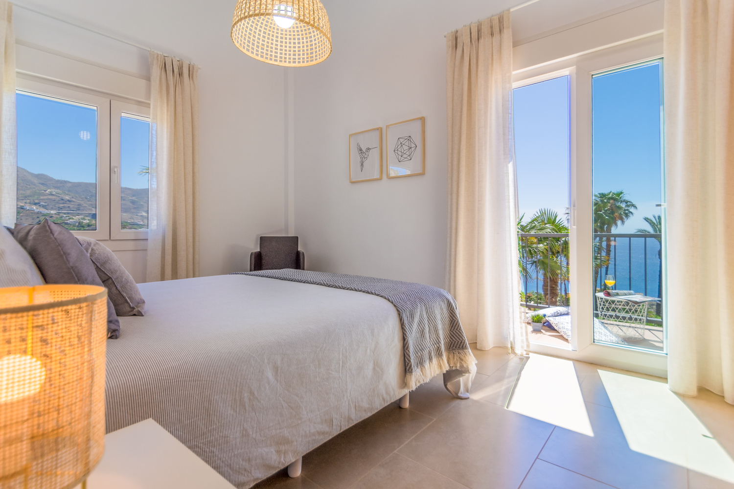 ESPECTACULAR ADOSADO CON JARDN PRIVADO Y TERRAZA CON VISTAS AL MAR