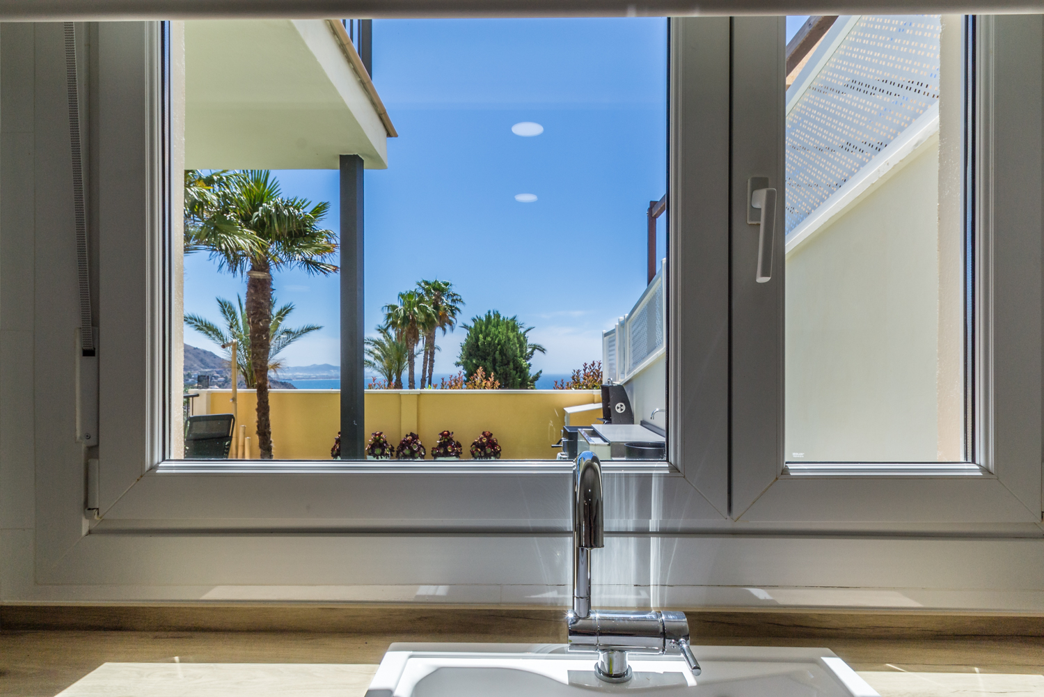 ESPECTACULAR ADOSADO CON JARDN PRIVADO Y TERRAZA CON VISTAS AL MAR