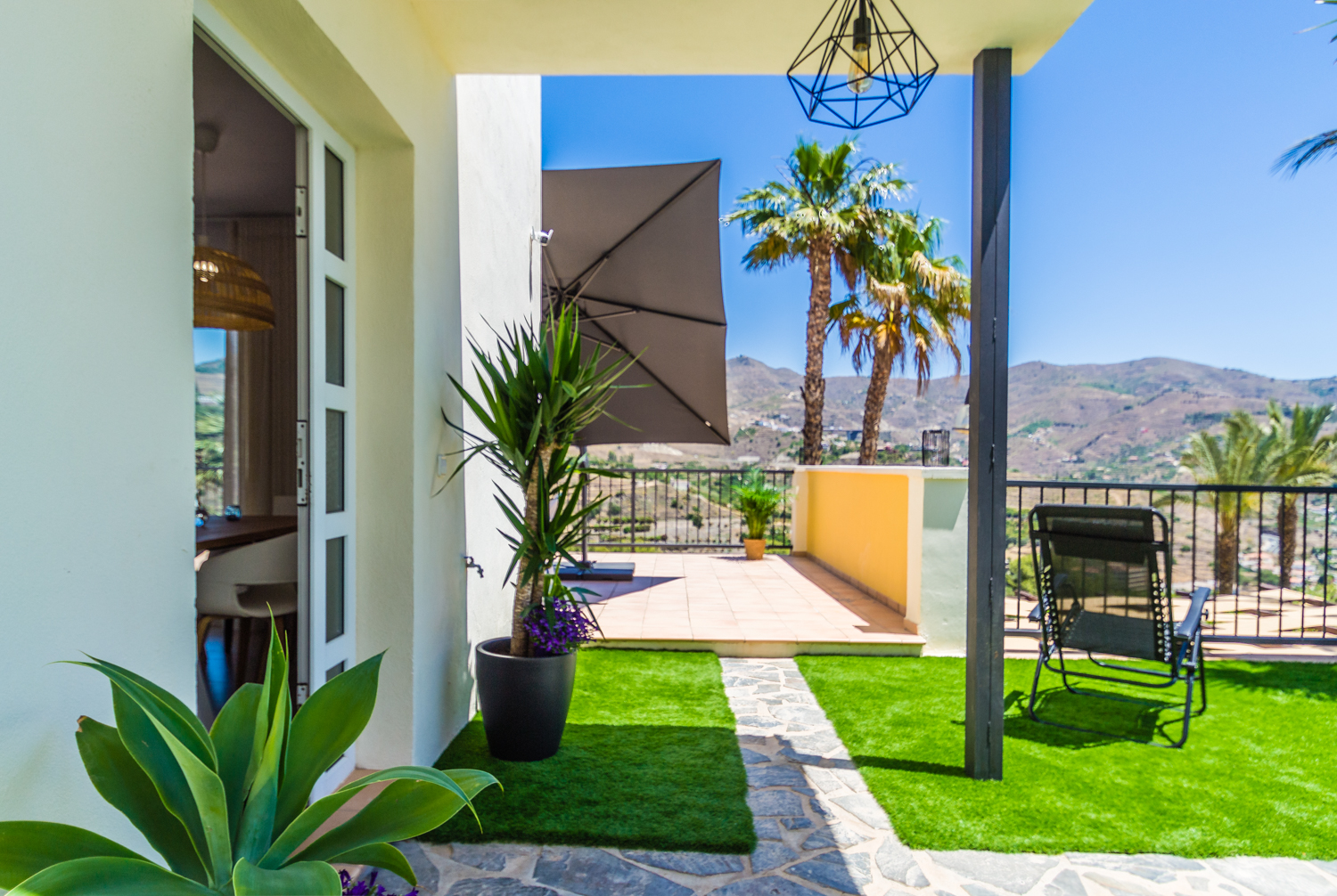 ESPECTACULAR ADOSADO CON JARDN PRIVADO Y TERRAZA CON VISTAS AL MAR