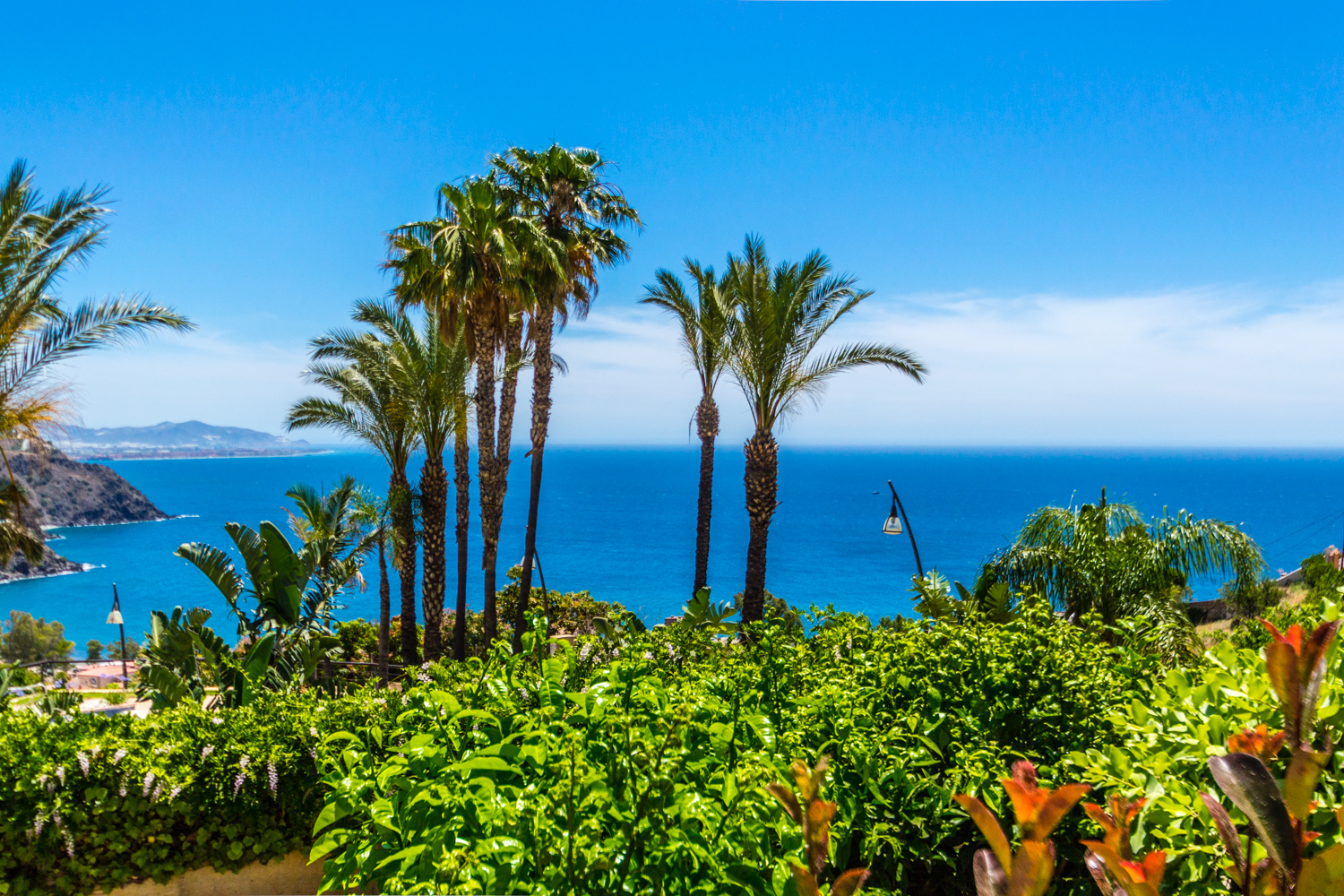 ESPECTACULAR ADOSADO CON JARDN PRIVADO Y TERRAZA CON VISTAS AL MAR
