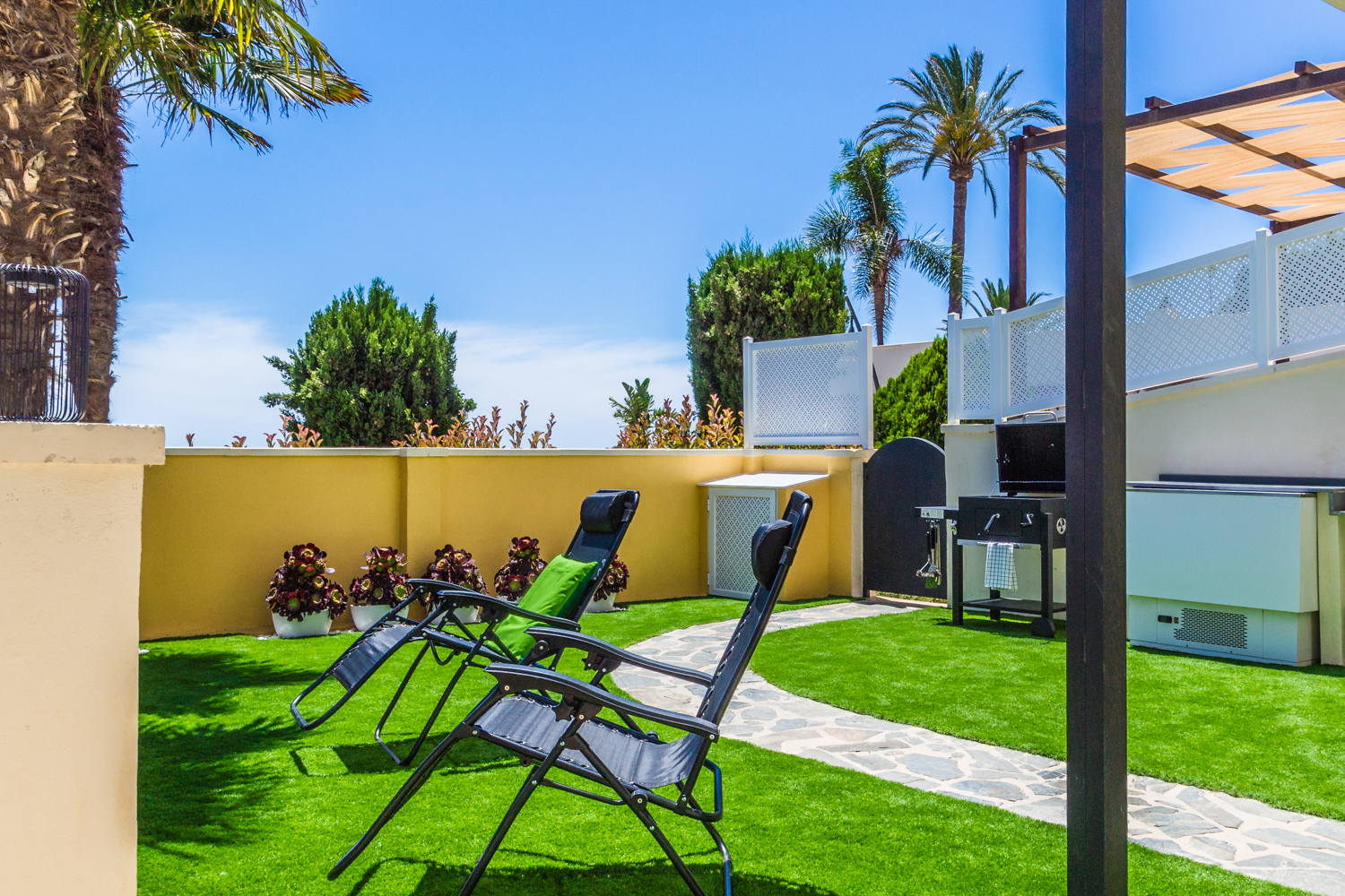 ESPECTACULAR ADOSADO CON JARDN PRIVADO Y TERRAZA CON VISTAS AL MAR