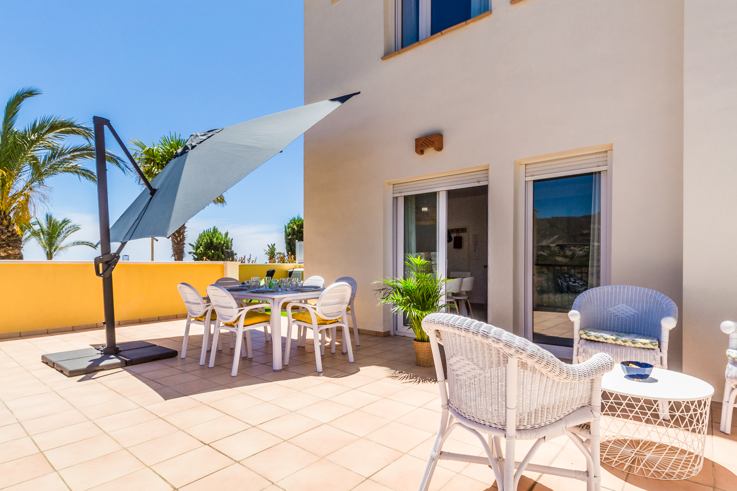 ESPECTACULAR ADOSADO CON JARDN PRIVADO Y TERRAZA CON VISTAS AL MAR