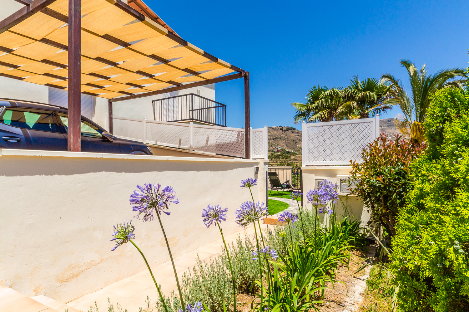 ESPECTACULAR ADOSADO CON JARDN PRIVADO Y TERRAZA CON VISTAS AL MAR