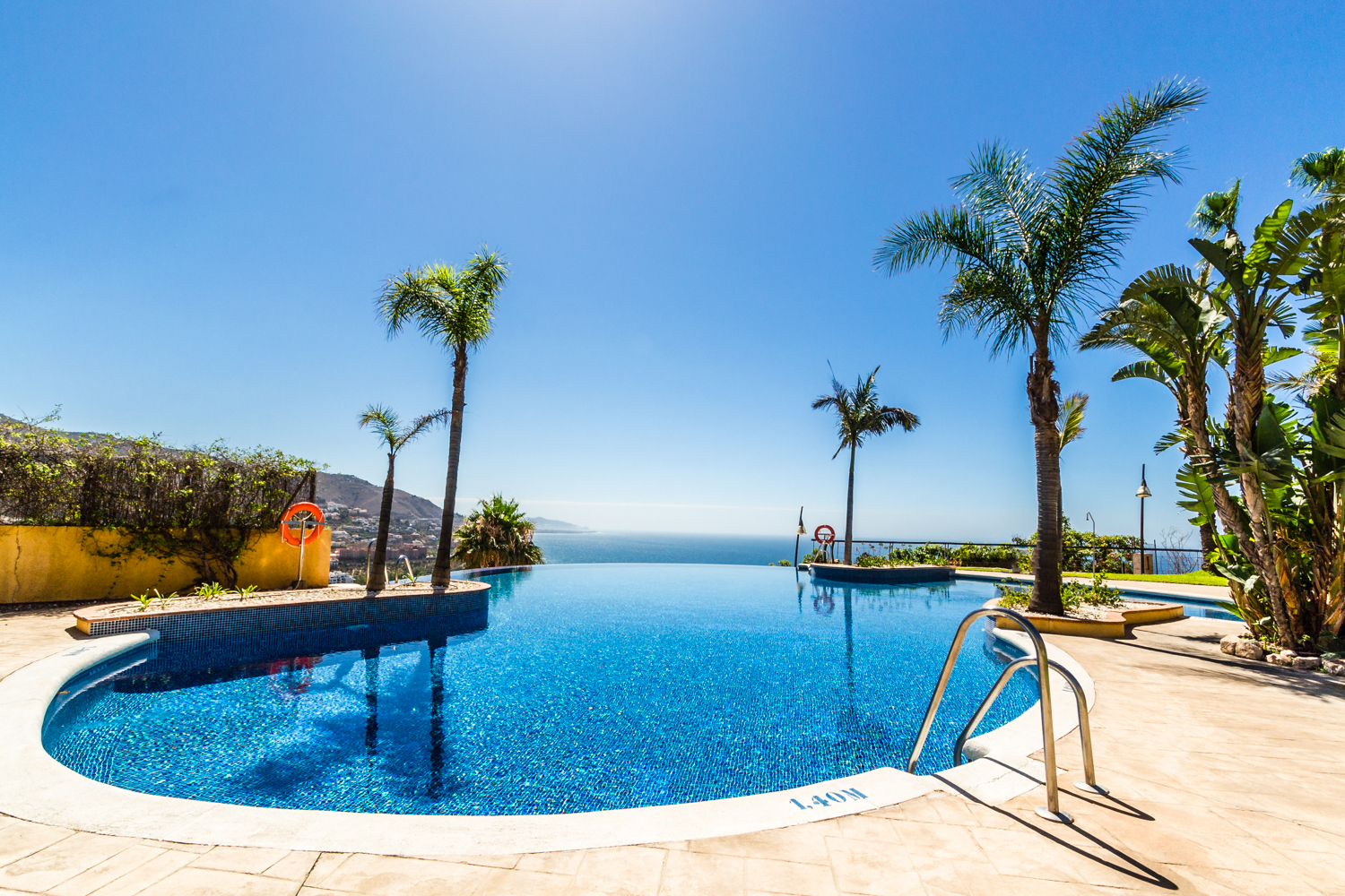 ESPECTACULAR ADOSADO CON JARDN PRIVADO Y TERRAZA CON VISTAS AL MAR