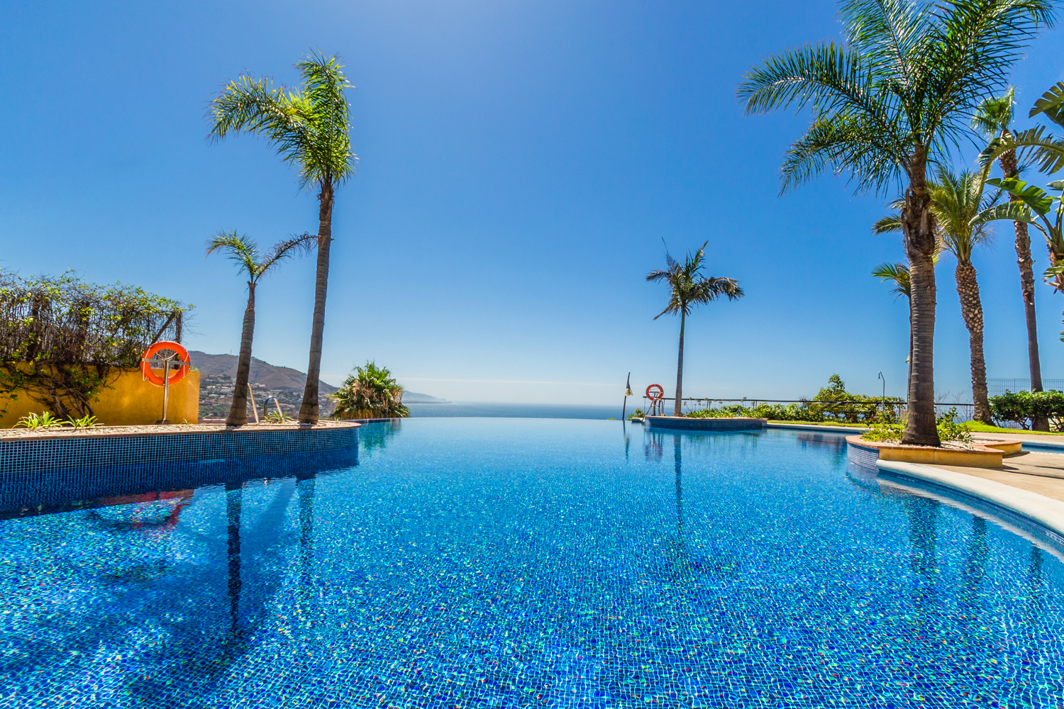 ESPECTACULAR ADOSADO CON JARDN PRIVADO Y TERRAZA CON VISTAS AL MAR