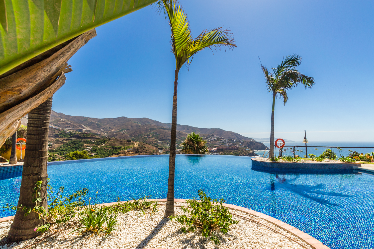 ESPECTACULAR ADOSADO CON JARDN PRIVADO Y TERRAZA CON VISTAS AL MAR