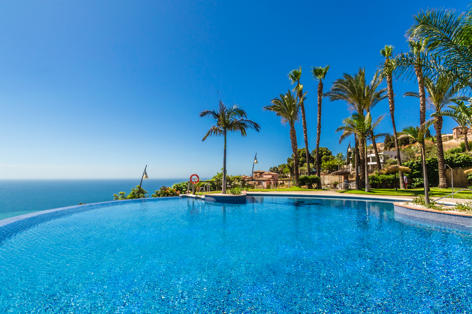 ESPECTACULAR ADOSADO CON JARDN PRIVADO Y TERRAZA CON VISTAS AL MAR