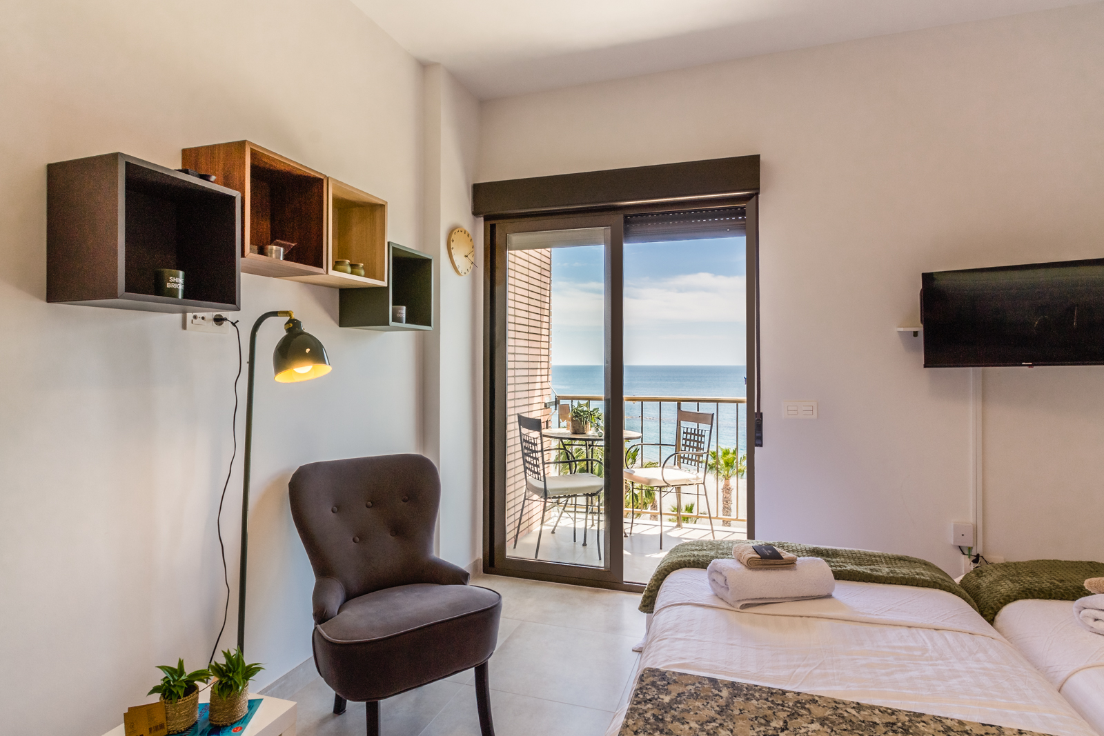 ESTUDIO CON VISTAS AL MAR EN PRIMERA LNEA DE PLAYA