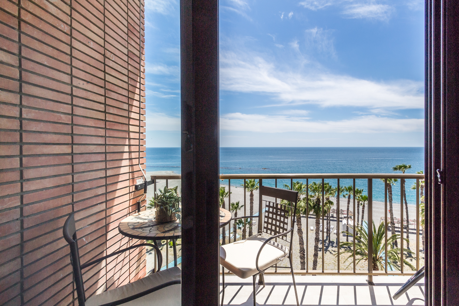 ESTUDIO CON VISTAS AL MAR EN PRIMERA LNEA DE PLAYA